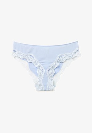 Biancheria intima femminile azzurro chiaro con rifiniture in pizzo floreale bianco lungo la vita e le aperture delle gambe su sfondo bianco.