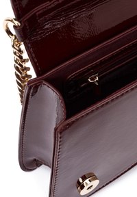 Borsa a mano in pelle verniciata borgogna con tracolla in catena dorata, dotata di una chiusura a scatto magnetico e di una tasca interna con zip.