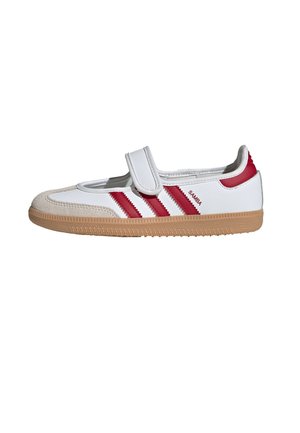 Basket Adidas Samba blanche et rouge avec bride velcro, semelle en gomme et bout en daim, vue de profil.
