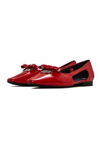 Ballerine in vernice rossa con punta appuntita, caratterizzate da un accento a fiocco e dettagli in metallo. Sides aperti e tacco basso.