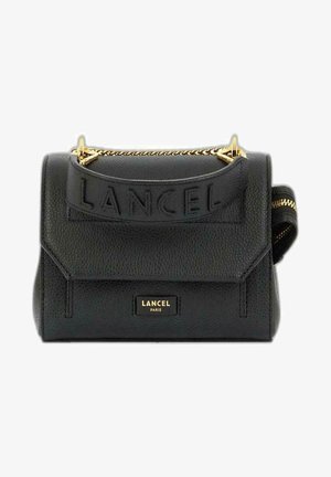 Sac à main en cuir noir avec une surface texturée, quincaillerie dorée, logo embossé et une sangle accentuée de chaînes, avec une poche latérale zippée.