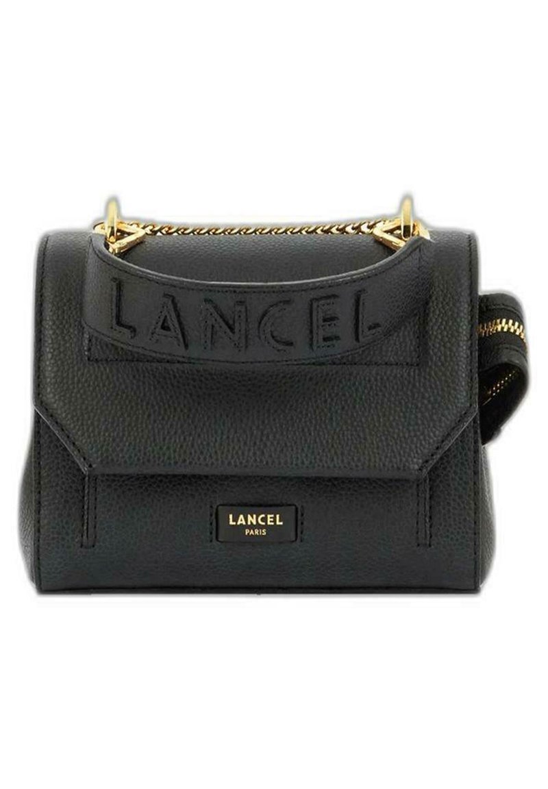 Sac à main en cuir noir avec une surface texturée, quincaillerie dorée, logo embossé et une sangle accentuée de chaînes, avec une poche latérale zippée.