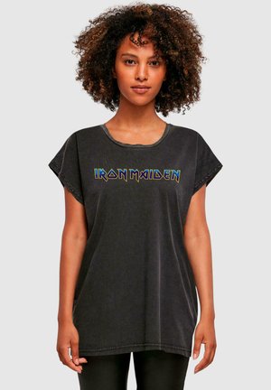 Schwarz oversized Baumwoll-T-Shirt mit rundem Ausschnitt, kurzen Ärmeln und dem 'IRON MAIDEN'-Logo in bunten, fetten Buchstaben über der Brust.