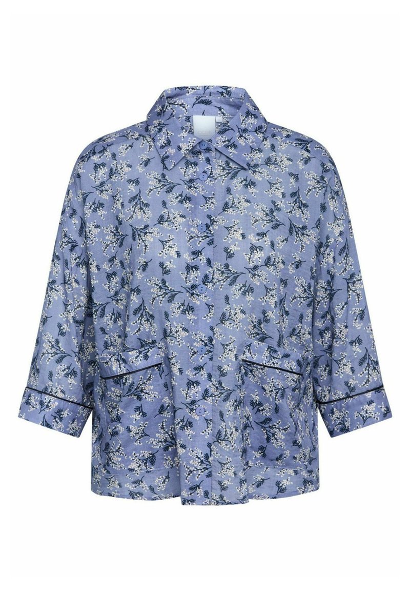 Chaqueta de camisa floral azul claro con mangas tres cuartos, cuello con solapa, dos bolsillos frontales y ribete oscuro en los bordes.