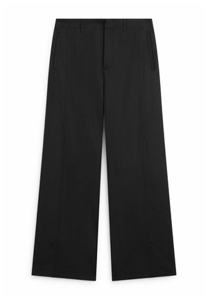 Zwarte broek met wijde pijpen, voorzien van steekzakken aan de voorkant en riemlussen, met een nette tailleband en een verborgen voorsluiting.