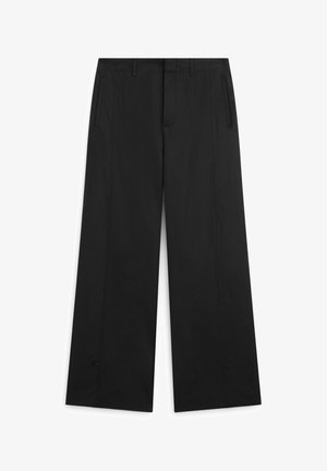 Zwarte broek met wijde pijpen, voorzien van steekzakken aan de voorkant en riemlussen, met een nette tailleband en een verborgen voorsluiting.