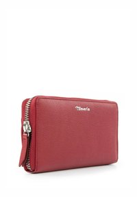 Raudonos tekstūruotos odos piniginė su sidabriniu užtrauktuku ir Tamaris logotipu priekyje, šiek tiek pasvirusi baltoje fone.