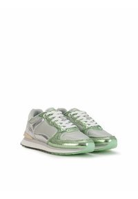 Sneaker grigi e verdi con accenti metallici, superfici testurizzate, lacci bianchi e un design della suola a righe. Presentano materiali lisci e lucidi.