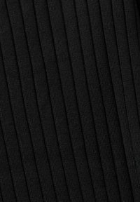 Tissu noir avec texture en tricot côtelé vertical montrant des lignes parallèles en relief et des fibres tissées en gros plan.