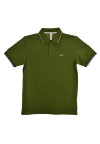 Polo shirt verde in cotone con colore uniforme. Presenta un collare a contrasto, una patta con due bottoni e un piccolo logo sul petto.