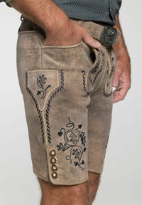 Pantalones cortos de cuero marrón con diseños florales bordados en azul oscuro. Cuenta con un bolsillo lateral y acentos de botones decorativos. Acabado texturizado.