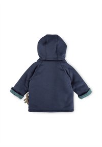 Giacca con cappuccio di colore blu navy, dal texture morbido, con polsini a motivo verde e un dettaglio di chiusura unico sul lato.
