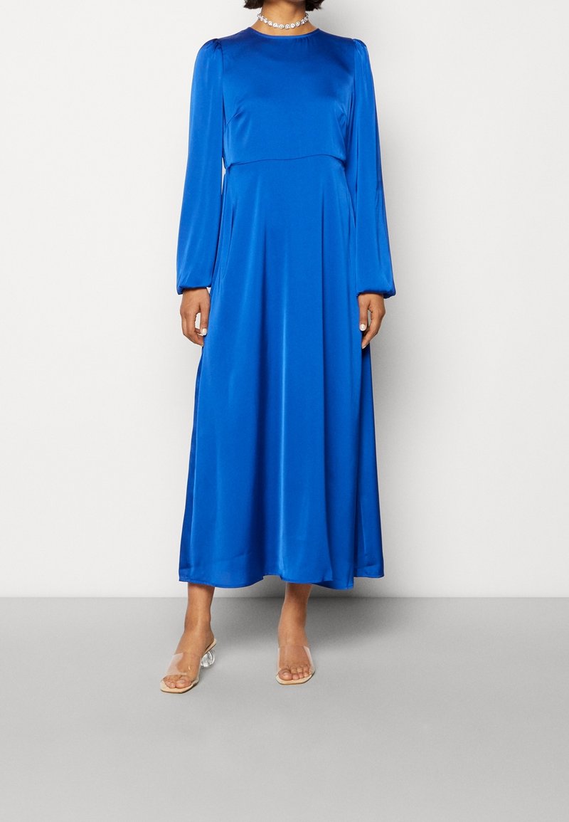 Robe en satin bleu à manches longues, avec un col rond et une jupe évasée, présentant de légères manches bouffantes et une texture lisse et brillante.