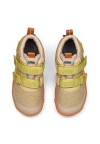 Beige Schuhe aus Netz- und Synthetikmaterial, ausgestattet mit gelben Klettverschlüssen, orangefarbenen Akzenten und einem strukturierten Sohlenprofil.