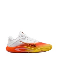 Witte sneaker met een verloopontwerp dat overgaat van oranje naar geel. Voorzien van een metalen oranje swoosh, een textuurrijke bovenkant en een gevoerde zool.