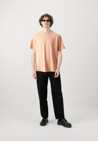 Jack & Jones PREMIUM JPRBLAHARVEY TEE UNISEX - Navadna majica - canyon sunset
