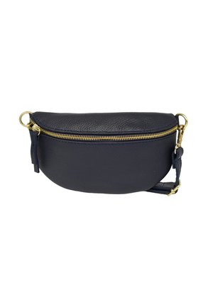 Porte-monnaie en cuir bleu marine avec une forme courbée, détail en zipp doré et bandoulière amovible. Surface texturée avec une finition lisse.