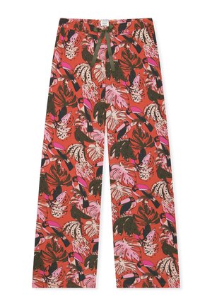 Rote, weit geschnittene Hose mit pinken und dunkelgrünen tropischen Blättern und Tukan-Vogelmuster, mit einem olivgrünen Kordelzug an der Taille.