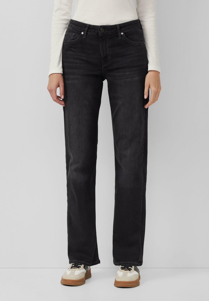 Zwarte denim jeans met een rechte pasvorm, vijf zakken en lussen voor een riem. Gelaagd stof met subtiele vervaging. Gecombineerd met witte sneakers.