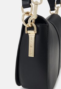 Tommy Hilfiger HERITAGE SADDLE BAG - Käekott - black