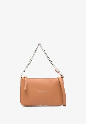 Borsa a tracolla in pelle marrone chiaro con tracolla in catena d'argento, caratterizzata da una finitura liscia, dettaglio del logo e finiture chiodate lungo il lato.