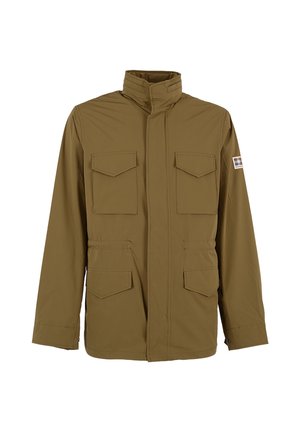 Khakifarbene Jacke aus leichtem, wasserdichtem Material. Verfügt über einen hohen Kragen, zwei Brusttaschen und zwei Seitentaschen. Knopf- und Reißverschluss.