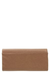 Portafoglio a pochette in finta pelle marrone con superficie liscia, forma rettangolare, pattina ripiegabile e senza hardware o decorazioni visibili.