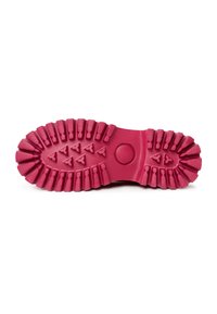 Gummisohle in leuchtendem Pink mit tiefen Profilen und geometrischen Mustern für besseren Halt. Glatte Oberfläche mit einem zentralen, runden Emblem.