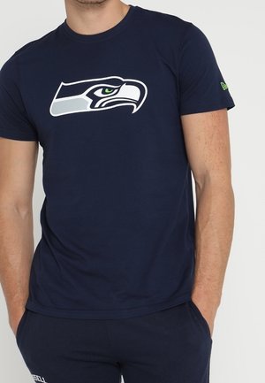 Granatowa koszulka z dużym logo Seattle Seahawks w bieli i zieleni z przodu, wykonana z gładkiej bawełny.