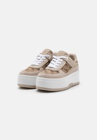 Sneakers platform in beige con tomaia in tessuto texturizzato, lacci bianchi e suola bianca spessa con dettagli in rilievo.