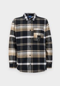 Camicia a quadri nera, beige e grigia, con colletto botton-down, maniche lunghe e taschino sul petto con etichetta del logo. Tessuto morbido.