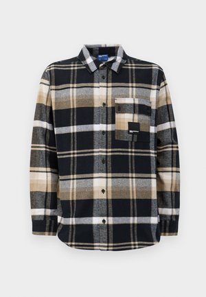 Cămașă în carouri în nuanțe de negru, bej și gri, cu guler în stil button-down, mâneci lungi și un buzunar la piept cu un patch cu logo. Textura materialului este moale.