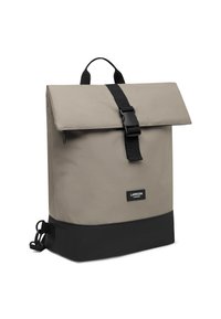 Šedý textilný batoh s uzatváraním na klopu, čierne akcenty na dne, nastaviteľný popruh a vrchné uchopenie. Obsahuje jednoduchú nášivku s logom.