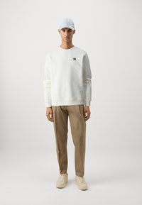 Tommy Jeans BADGE CREW - Sweatshirt - ancient white