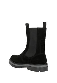 Stivaletti neri in suede con pannelli laterali elastici, tacco texturizzato e suola in gomma. Presentano linguette per un facile indossamento.