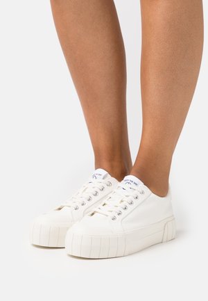 Trainers - white