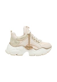 Baskets épaisses en rose poudré et crème avec des accents métalliques dorés, en suède texturé, et une semelle en caoutchouc blanc proéminente. Dotées d'une chaîne décorative.