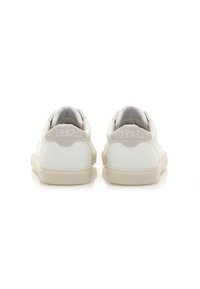 Sneakers bianchi in pelle con una texture liscia e accenti beige. Presentano "1967" impresso sul tallone. Suole in gomma per una buona aderenza.