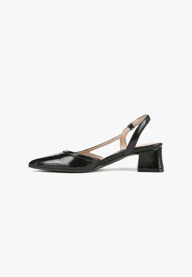 Scarpa slingback in pelle verniciata nera con punta affusolata, design con tagli laterali e tacco a blocco texturizzato. Presenta una cinghia regolabile alla caviglia.
