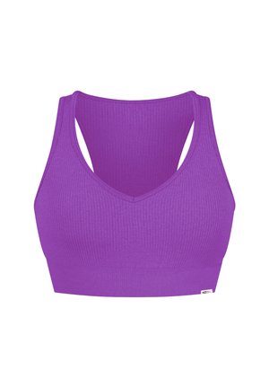 Lila geripptes Sport-BH mit V-Ausschnitt, breiten Trägern und enger Passform. Der Stoff hat eine glatte Textur mit einem kleinen Logoetikett.