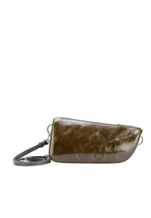Piccola borsa a tracolla in pelle marrone lucida con forma curva e tracolla scura rimovibile su sfondo bianco.