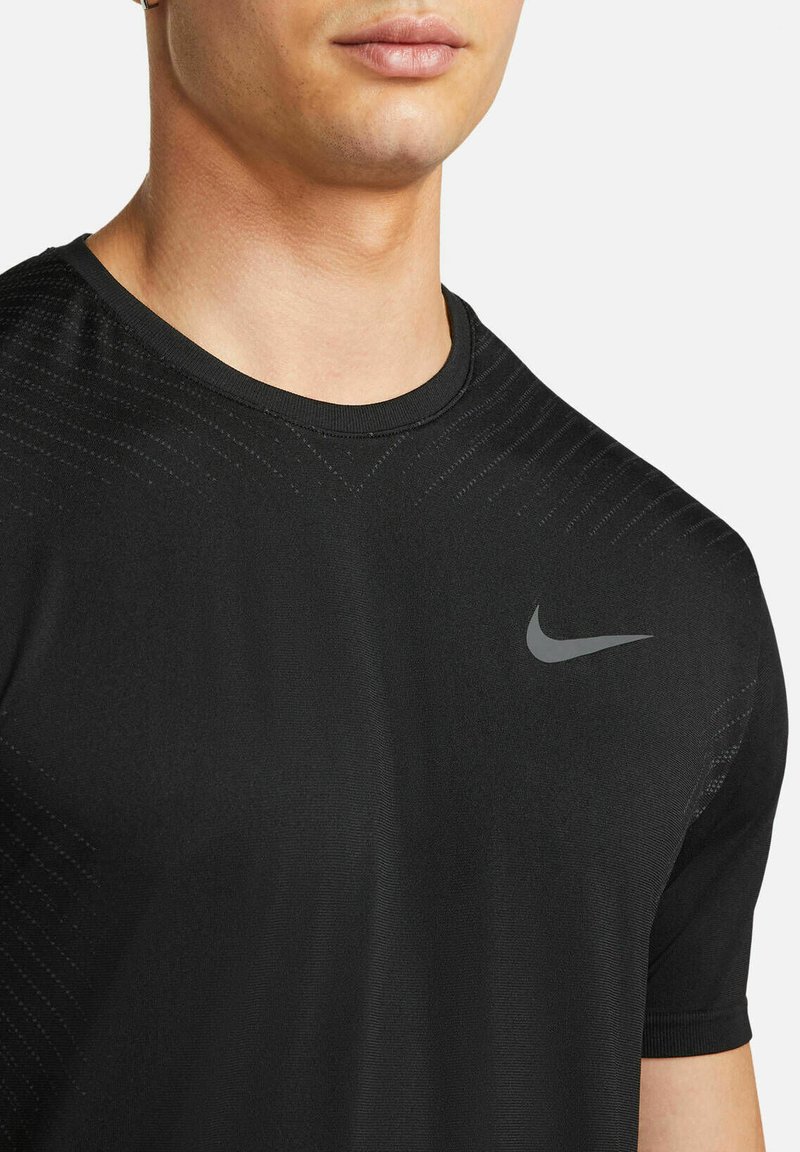 Herren Sportbekleidung | Nike Performance Sport T-shirt black dark smoke grey dark grey/schwarz - LA28947 Herren Sportbekleidung | Nike Performance Sport T-shirt black dark smoke grey dark grey/schwarz - LA28947
