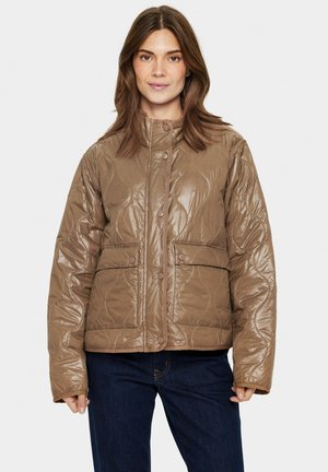 Veste matelassée marron avec col montant, fermeture à boutons-pression, et deux poches avant, fabriquée en matériau brillant et résistant à l'eau.