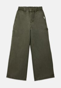 Pantalon large couleur vert olive avec taille haute élastique, fermeture avant à boutons et poches latérales. Texture lisse avec une couleur uniforme.