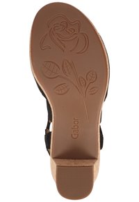 Sandale noire avec une semelle compensée en liège. Le dessous présente un motif de rose, et le nom de la marque "Gabor" est embossé près du talon.