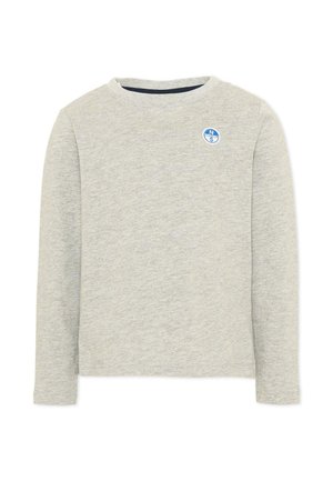 Camiseta gris claro de manga larga con cuello redondo y un pequeño logo circular azul y blanco en la parte superior izquierda del pecho.