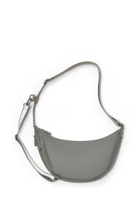 Borsa a tracolla in morbido materiale grigio con una forma curvata. Dotata di una tracolla regolabile e staccabile e compartimenti con zip per la conservazione.
