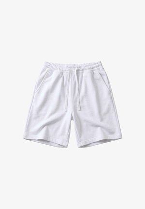 Pantaloni scurți albi din bumbac până la genunchi, cu talie elastică și șnur, cu buzunare laterale, așezați drept pe un fond alb.