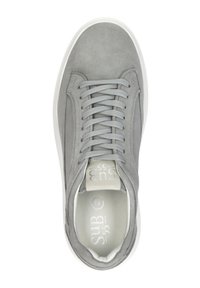 Grijze suède sneaker met een ronde neus, textuur oppervlakte, platte grijze veters en witte zool. Kenmerkt het logo op de tong.