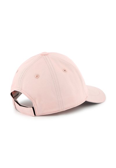 Roze baseballpet met een gebogen klep, gestructureerde kroon en een verstelbare band aan de achterkant; heeft stiksel en ventilatiegaatjes.